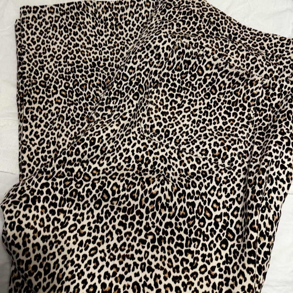 High-rise kickout jean with sailor pockets in leopard print - Picture 3 of 7
